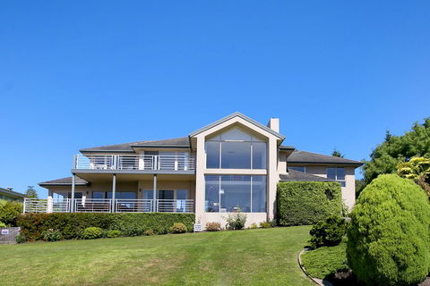 Vue De La Mer Luxury Family Retreat With Tennis Court, Pool, Spa, Water Views - Accommodation Fremantle 1
