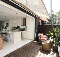 Walk to beach from this Stylish Bronte Oasis w AC wifi and free parking - Accommodation Fremantle