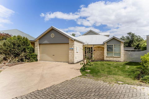 WALKIN ON SUNSHINE - STROLL TO BEACH BREAK - Accommodation Fremantle 0