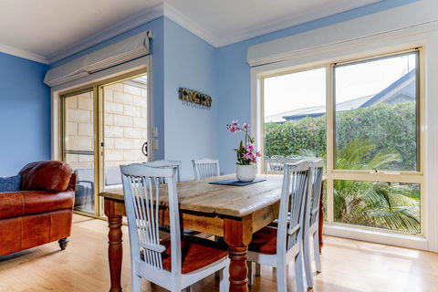 WALKIN ON SUNSHINE - STROLL TO BEACH BREAK - Accommodation Fremantle 1