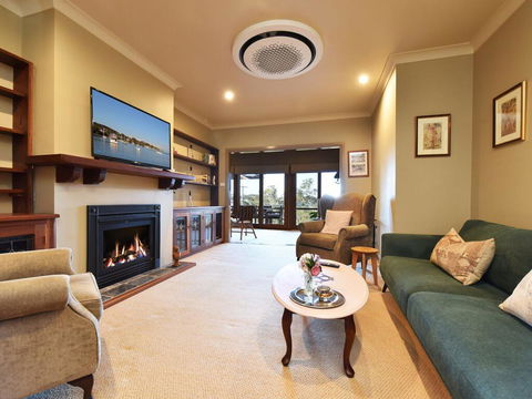 Wangi Waterfront Delight 4br Waterfront Reserve Home - Accommodation Fremantle 0