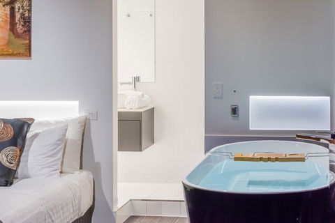 Waterfall Springs Retreat - Accommodation Fremantle 0