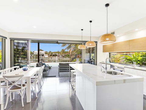 WATERFRONT HOME BORDERING MOOLOOLABA - Accommodation Fremantle 3