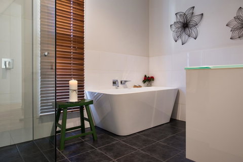 Lake Como Villa - Accommodation Fremantle 6