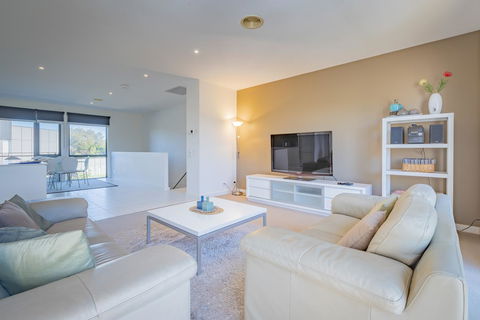 Stylish 3 Bedroom Townhouse - Free Parking - Accommodation Fremantle 1
