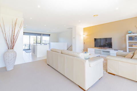 Stylish 3 Bedroom Townhouse - Free Parking - Accommodation Fremantle 4