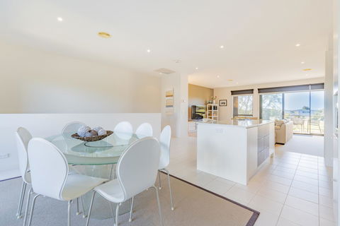 Stylish 3 Bedroom Townhouse - Free Parking - Accommodation Fremantle 14