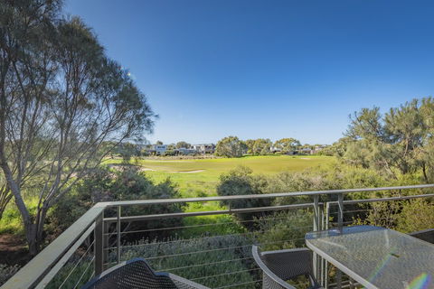 Stylish 3 Bedroom Townhouse - Free Parking - Accommodation Fremantle 12