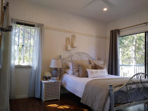 Lake Weyba Noosa Lodge & Kangaroos - Accommodation Fremantle 1