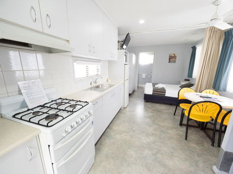 Alex Beach Cabins And Tourist Park - Accommodation Fremantle 29