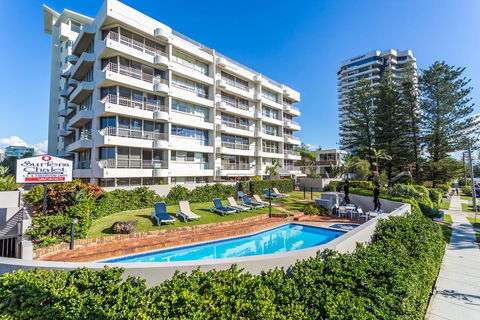 Surfers Chalet - Accommodation Fremantle 0