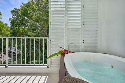 Palm Cove Paradise - Couples Spa Beach Getaway - Accommodation Fremantle 3