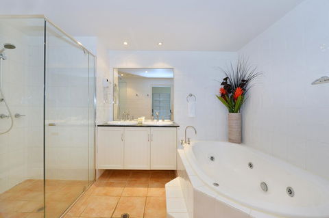 Cayman Villas Port Douglas - Accommodation Fremantle 23
