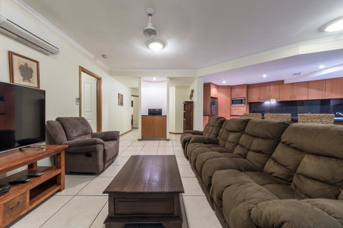 Paradise Penthouse At Waves - Airlie Beach - Accommodation Fremantle 8