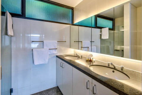 Waves 5 Luxury 3 Bedroom Breathtaking Ocean Views Central Location - Accommodation Fremantle 3