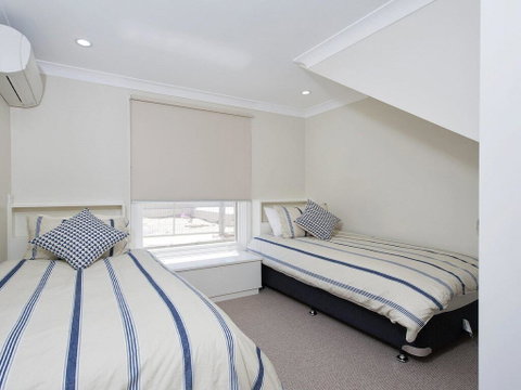 Whispering Sands', 10 Sandy Point Road - Luxury Waterfront Home With Aircon, WIFI & Foxtel - Accommodation Fremantle 2