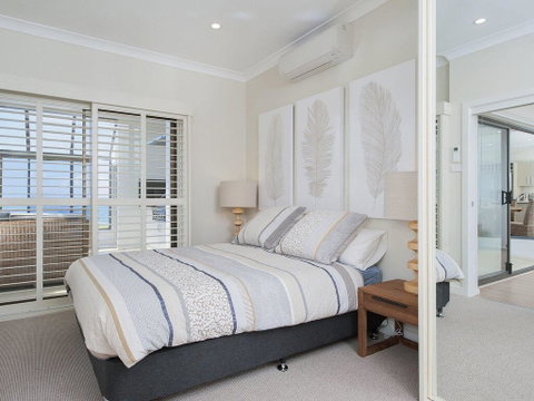 Whispering Sands', 10 Sandy Point Road - Luxury Waterfront Home With Aircon, WIFI & Foxtel - Accommodation Fremantle 1