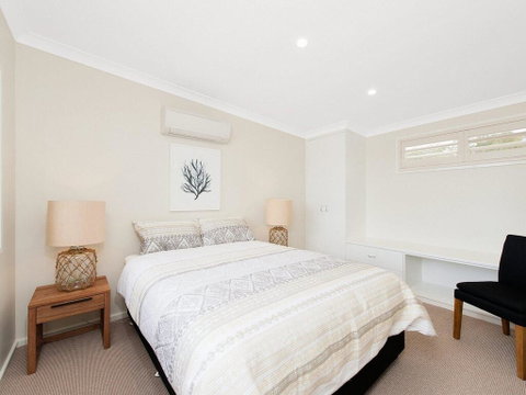 Whispering Sands', 10 Sandy Point Road - Luxury Waterfront Home With Aircon, WIFI & Foxtel - Accommodation Fremantle 3