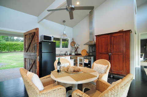Willabrook Retreat - Mojo Cottage - Romantic Escape! - Accommodation Fremantle 3