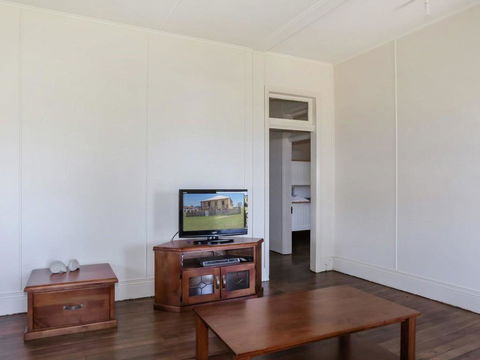 Yamba Pilot Cottage 1 - Pets Welcome - Close To Beach - Accommodation Fremantle 1