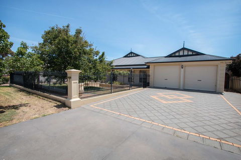Yellow Rose Cottage - Accommodation Fremantle 0