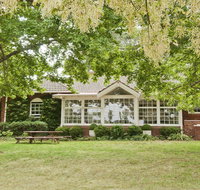 York Cottage - grand gate house and enchanting gardens - Accommodation Fremantle