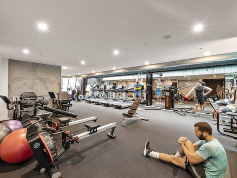 A Chic 2BR Apt Near Southern Cross, With Secure Parking - Accommodation Fremantle 3