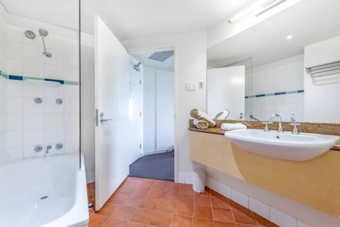 A Waterview Oasis On The Esplanade With Pool - Accommodation Fremantle 4