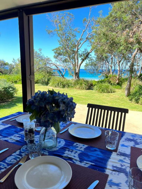 Absolute Beachfront Mollymook - Accommodation Fremantle 3