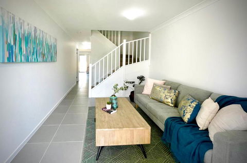 Adorable Modern 4 Br House WiFi & Parking - Accommodation Fremantle 0
