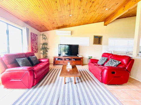Aircabin - Tuggerawong - Lake Front - 3 Beds House - Accommodation Fremantle 2