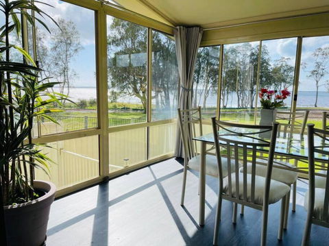 Aircabin - Tuggerawong - Lake Front - 3 Beds House - Accommodation Fremantle 4