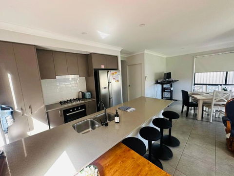 Amazing Air Austral With AC And Built-in Wardrobe - Accommodation Fremantle 4