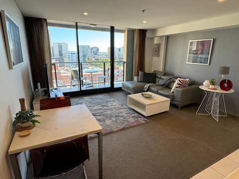 Amazing City Skyline Apartment - Pool, Gym, Sauna. - Accommodation Fremantle 0