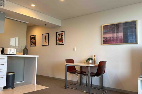 Amazing City Skyline Apartment - Pool, Gym, Sauna. - Accommodation Fremantle 1