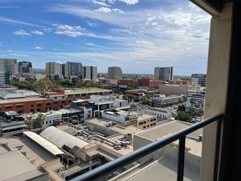 Amazing City Skyline Apartment - Pool, Gym, Sauna. - Accommodation Fremantle 2