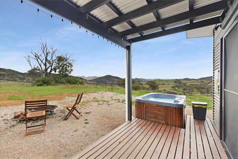 Amethyst - 1 Bed With Hot Tub - Kundalini Lodge - Accommodation Fremantle 2