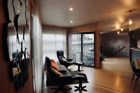 Architectural Crisp & Convenient Location - Accommodation Fremantle 2