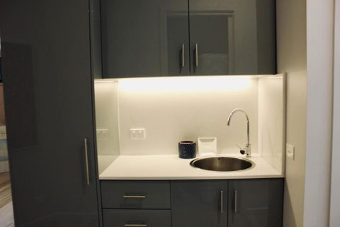 Architectural Crisp & Convenient Location - Accommodation Fremantle 3