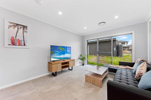 Austral Brand New 3Br House With WiFi & Parking - Accommodation Fremantle 1