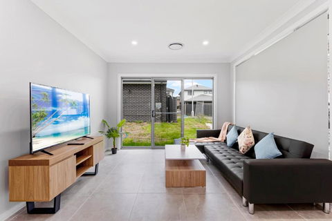 Austral Brand New 3Br House With WiFi & Parking - Accommodation Fremantle 2