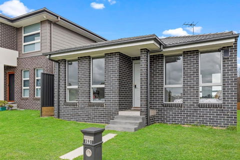 Austral Brand New 3Br House With WiFi & Parking - Accommodation Fremantle 0