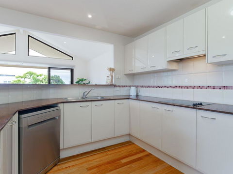 'Sandy Point Haven', 21a Sandy Point Rd - Stylish Haven With WIFI, Air Conditioning & Water Views - Accommodation Fremantle 2