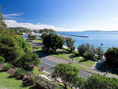 1 'Kiah', 53 Victoria Parade - Stunning Views, Wifi, Aircon, Just Across The Road To The Water - Accommodation Fremantle 0