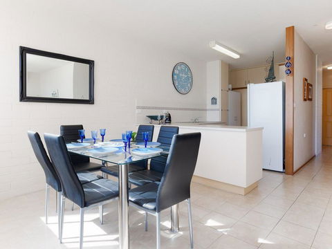 1 'Little Hut', 20 Kurrawa Close - Spectacular Water Views, NBN & Air Conditioned - Accommodation Fremantle 3