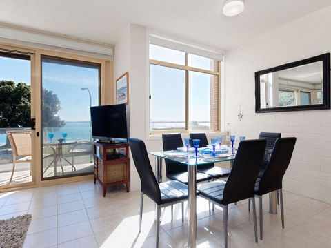1 'Little Hut', 20 Kurrawa Close - Spectacular Water Views, NBN & Air Conditioned - Accommodation Fremantle 1