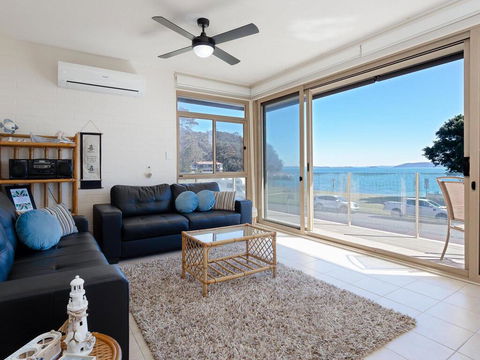 1 'Little Hut', 20 Kurrawa Close - Spectacular Water Views, NBN & Air Conditioned - Accommodation Fremantle 2