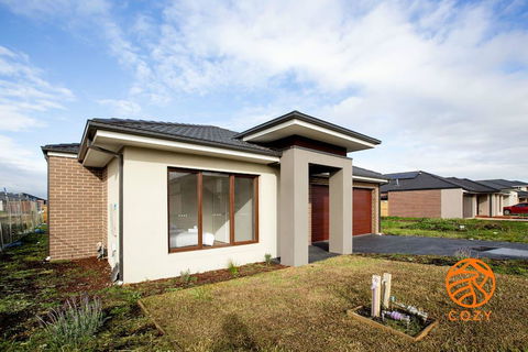 109, Cozy Cranbourne Family House, 5Bed2Bath2Parking - Accommodation Fremantle 0