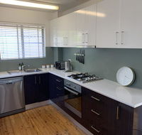 2 Bed Bar Beach Apartment - stroll to beach  cafes supermarket apartment 6 - Accommodation Fremantle