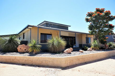 2 Trout Place - 4 Bedroom Holiday Home For The Nautical Adventurers - Accommodation Fremantle 0